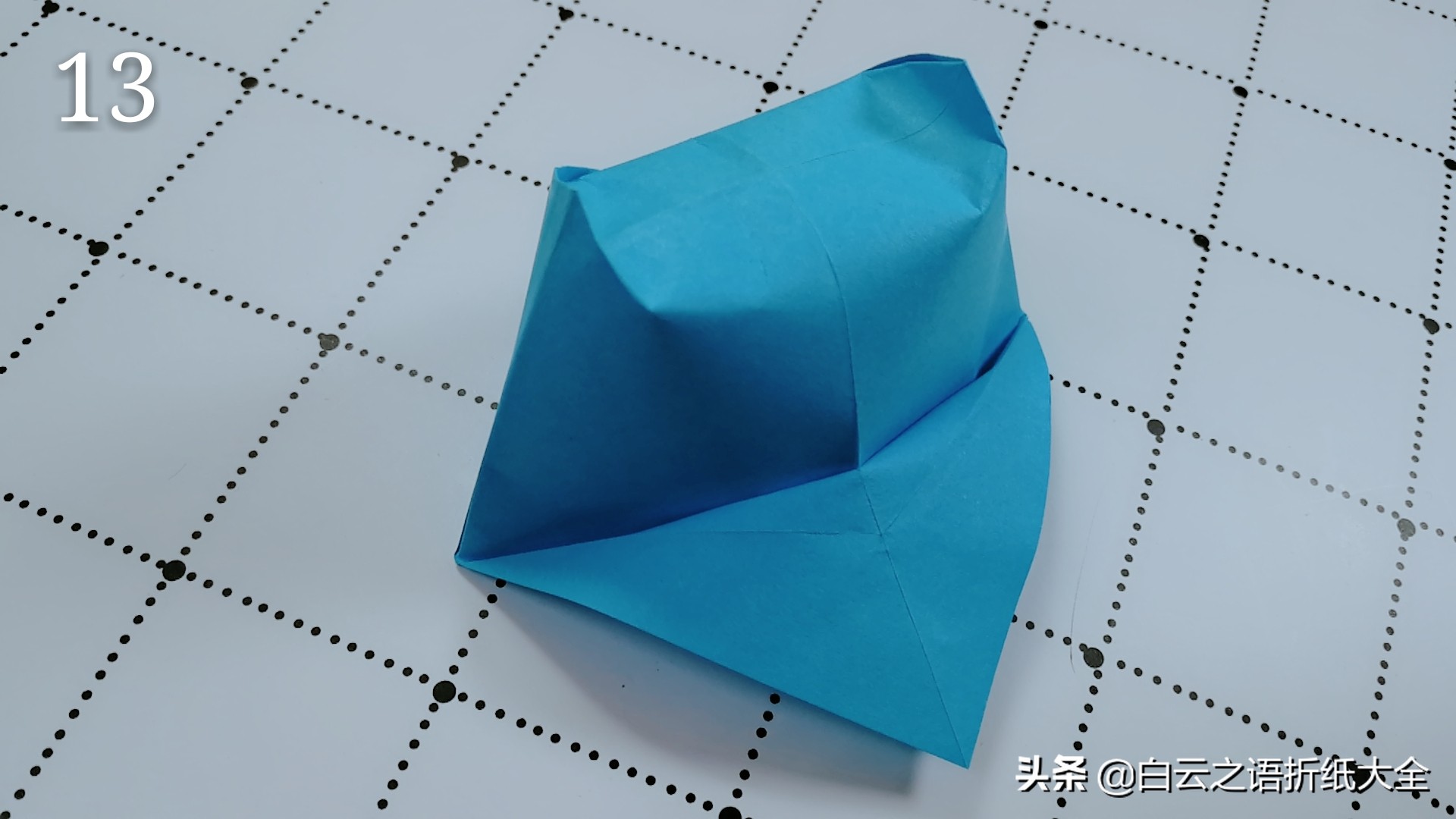 步骤13:我们把里面撑开,三角形向外拉.把帽子顶部适当的向下压.