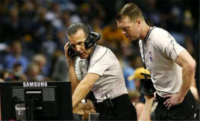 nba看录像为什么戴耳机（NBA出现争议判罚后，裁判观看回放会戴耳机，球迷：是在听声音？）