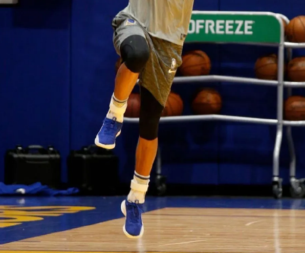 库里标志手机壁纸(库里8代首曝光!