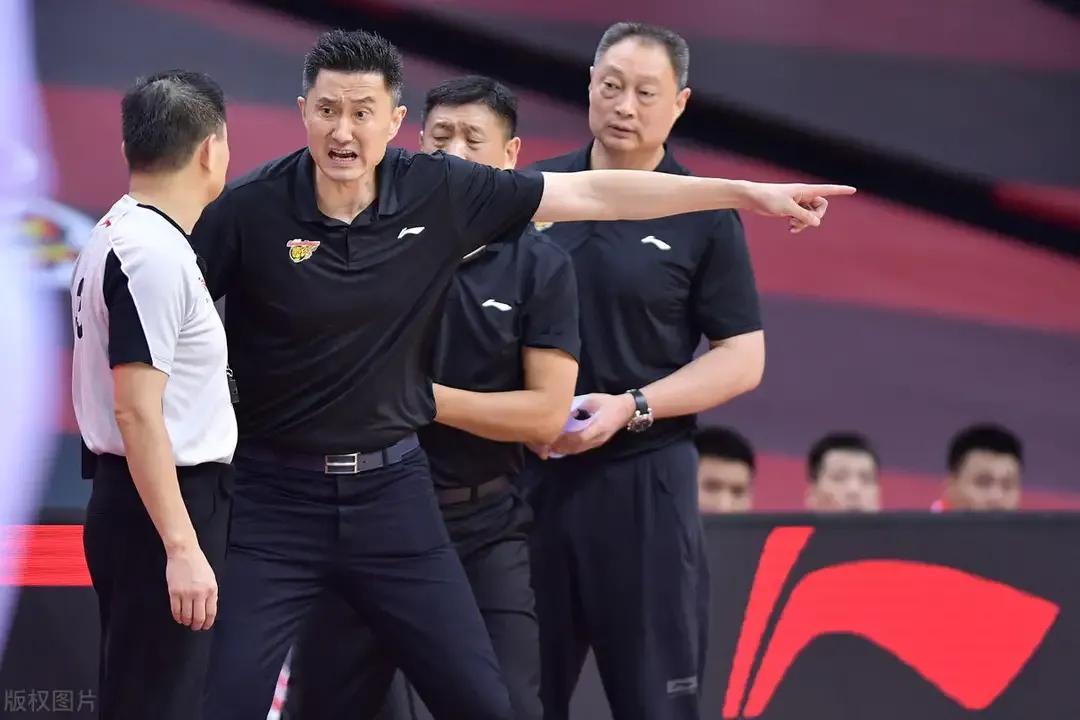 为什么nba裁判越来越黑(方俊怒骂裁判，裁判威严尽损，为何CBA裁判如今成为众矢之的？)