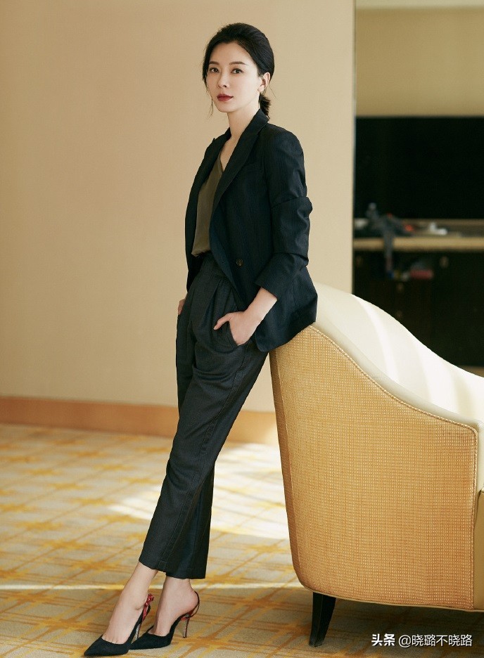 陈数带火了一种穿法，叫“西装+烟管裤”，很适合四五十岁的女人