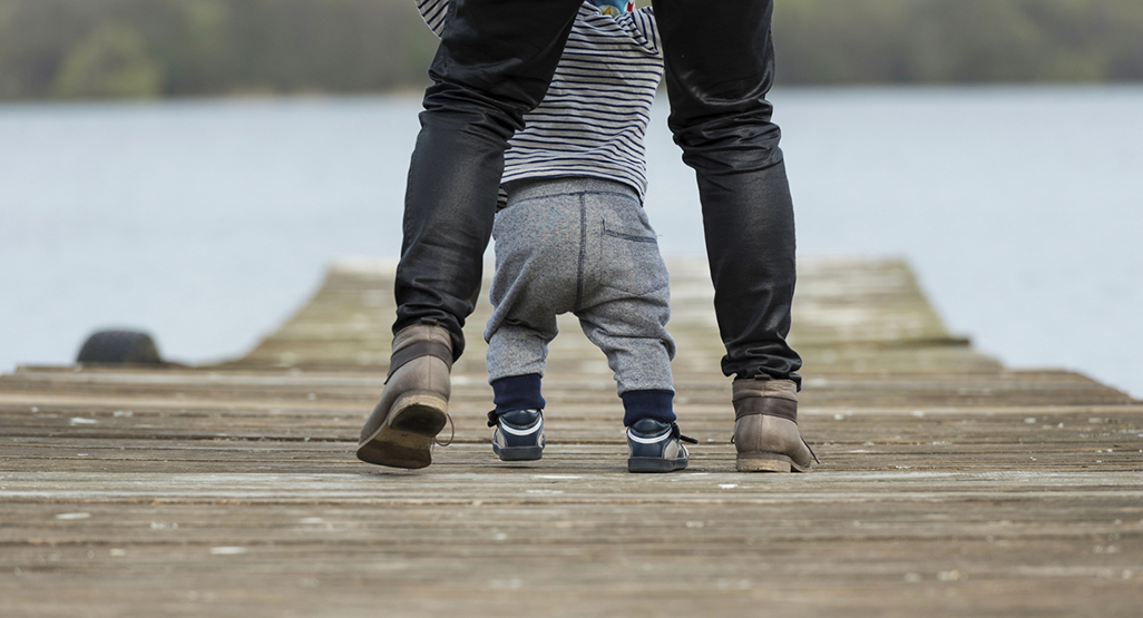 孩子越早会走路越聪明?宝宝学走路里程表,四个阶段三个坑早了解