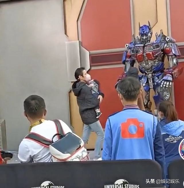 向佐一家逛环球影城，cora在爸爸怀里熟睡，郭碧婷身形变圆润