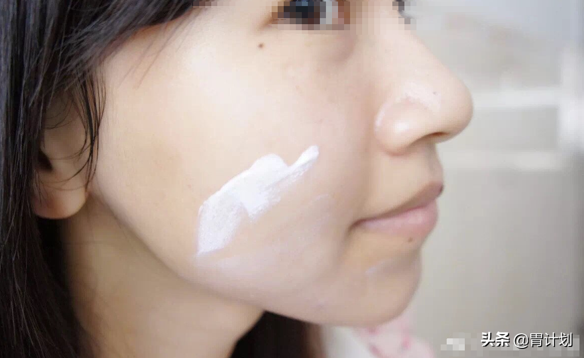 化妆时先涂防晒霜还是BB霜？别等被晒黑后，仍不知道自己涂反了