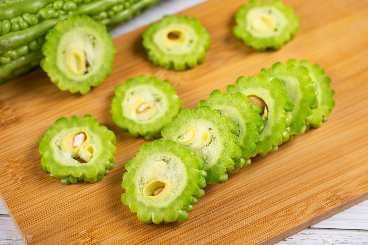 苦瓜炒鸡蛋，几个诀窍要牢记，鸡蛋滑嫩细腻，苦瓜清香爽口没苦味