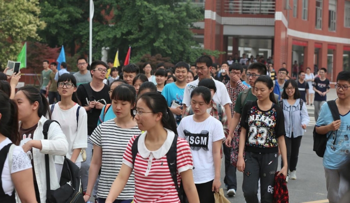 高考中烈士子女的加分问题，引起网友关注，有多人赞同加二十分