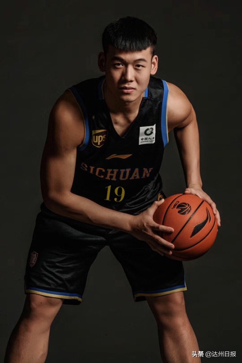 哪些nba篮球巨星来过达州(本·华莱士领衔的NBA巨星团队来达州了！28日晚，国际明星3V3篮球表演赛开打)