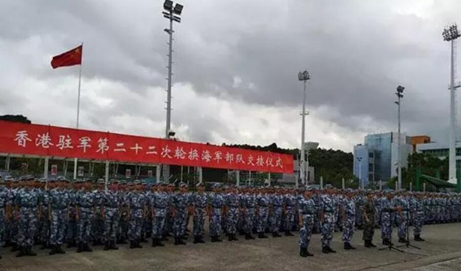 29日凌晨(29日凌晨，解放军驻港部队开始换防，国防部这番表态亮明坚定立场)