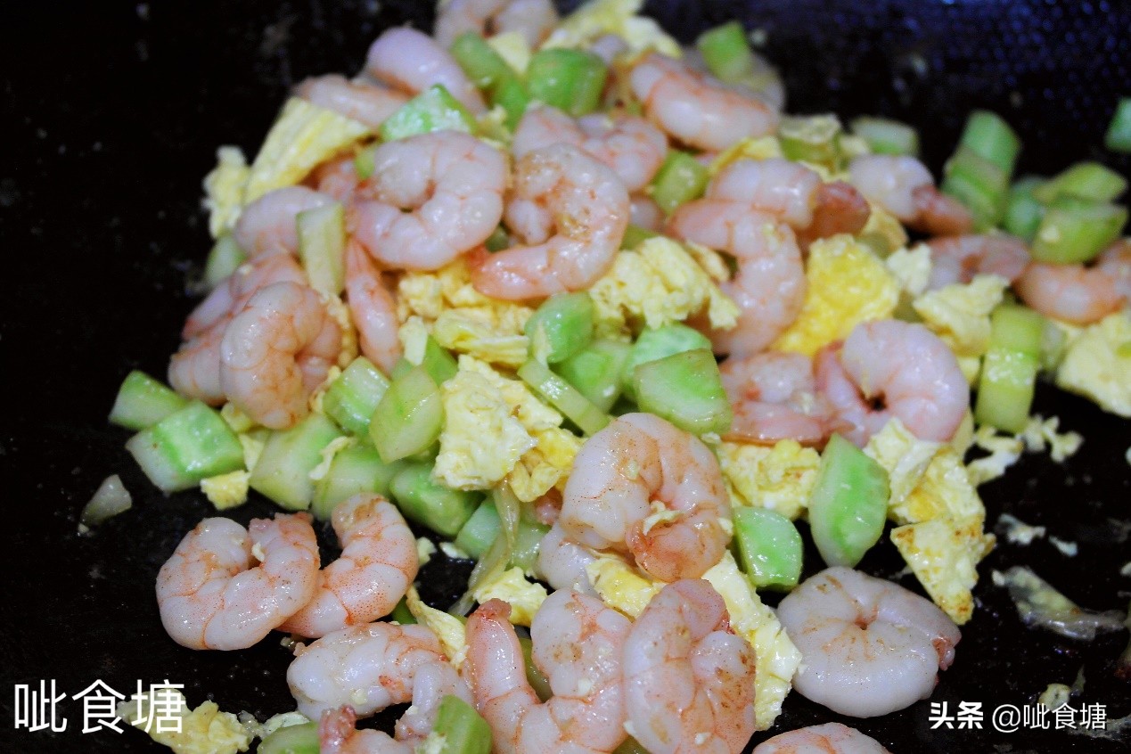 好吃好看的黄瓜炒虾仁，教你去腥小妙招，夏天经典小炒，我家常吃
