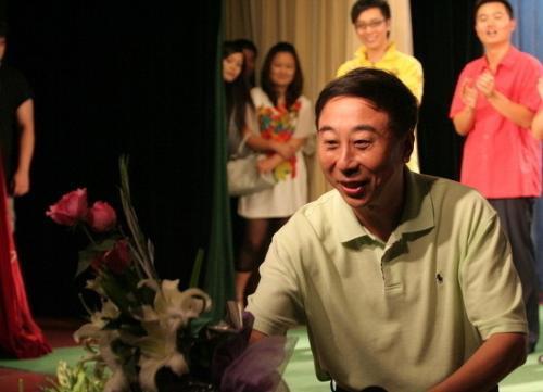 64岁冯巩：26岁娶初恋，携手38年，47岁被敲诈，儿子创业当老板