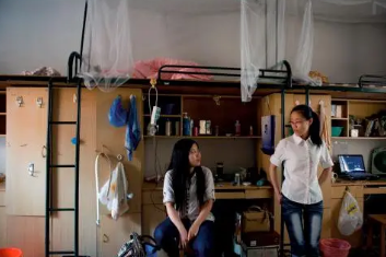 南开大学的“夫妻宿舍”，学生们羡慕不已，家长质疑：过日子来了