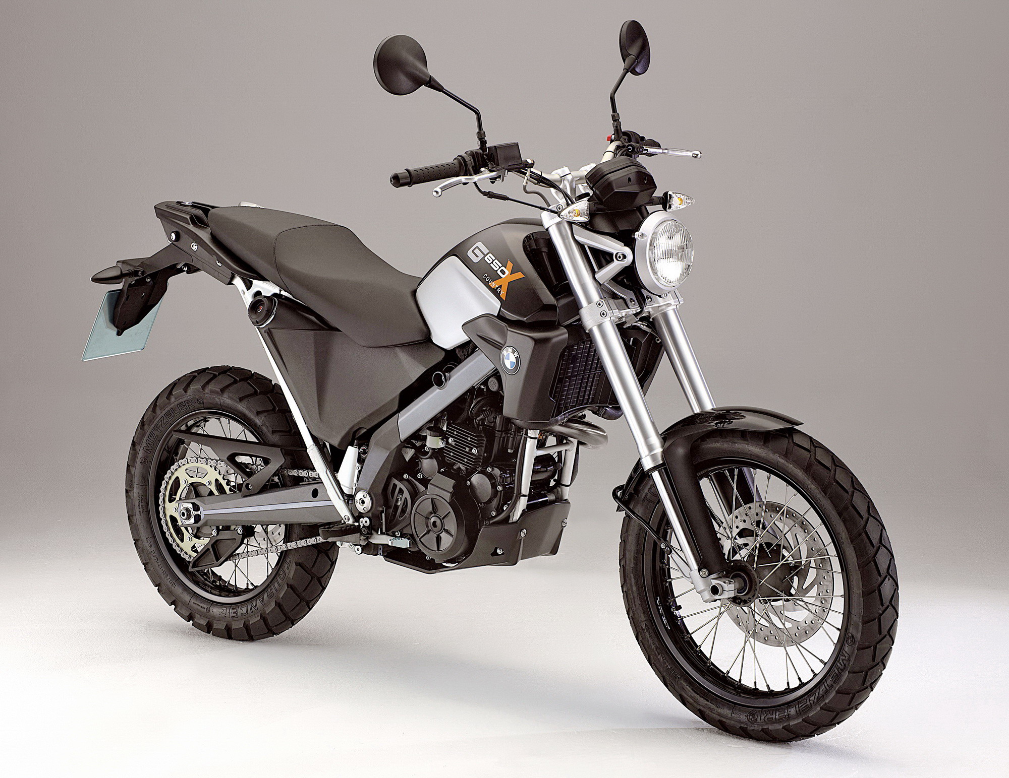 supermoto 公路越野(也称之为公路滑胎)风格的 bmw 2006 g650x moto