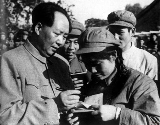1953年，毛主席在蛇山买臭豆腐，被认出后无奈上黄鹤楼“避难”