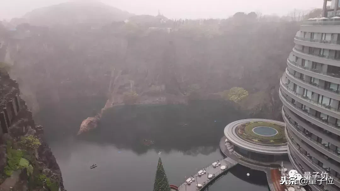 4000块一晚,住进地下88米深坑,这是全国首家AI超五星酒店