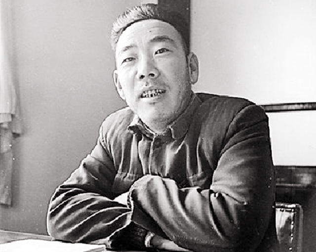 雷锋下葬的真实照片：摩托车开道，十万人送行