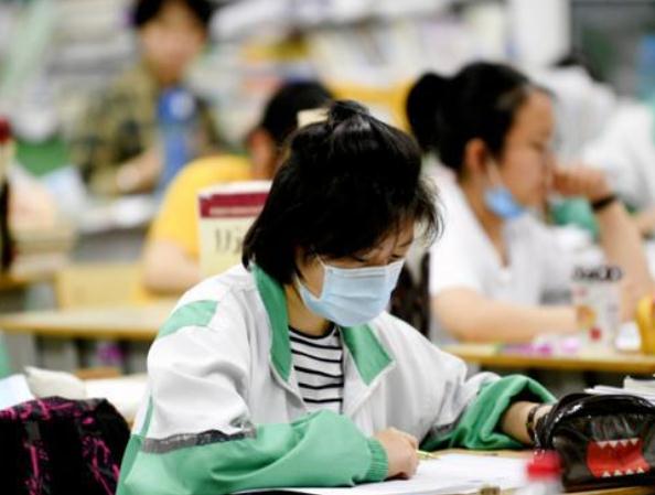 84岁大爷自学参加高考，估分630四处分享，网友：喝啥酒估出来的