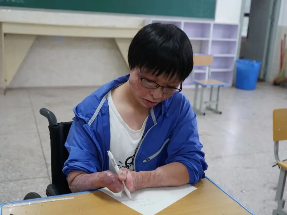 截肢男孩高考684分刷屏，感动的一幕发生了：人生苦难，皆有偿还