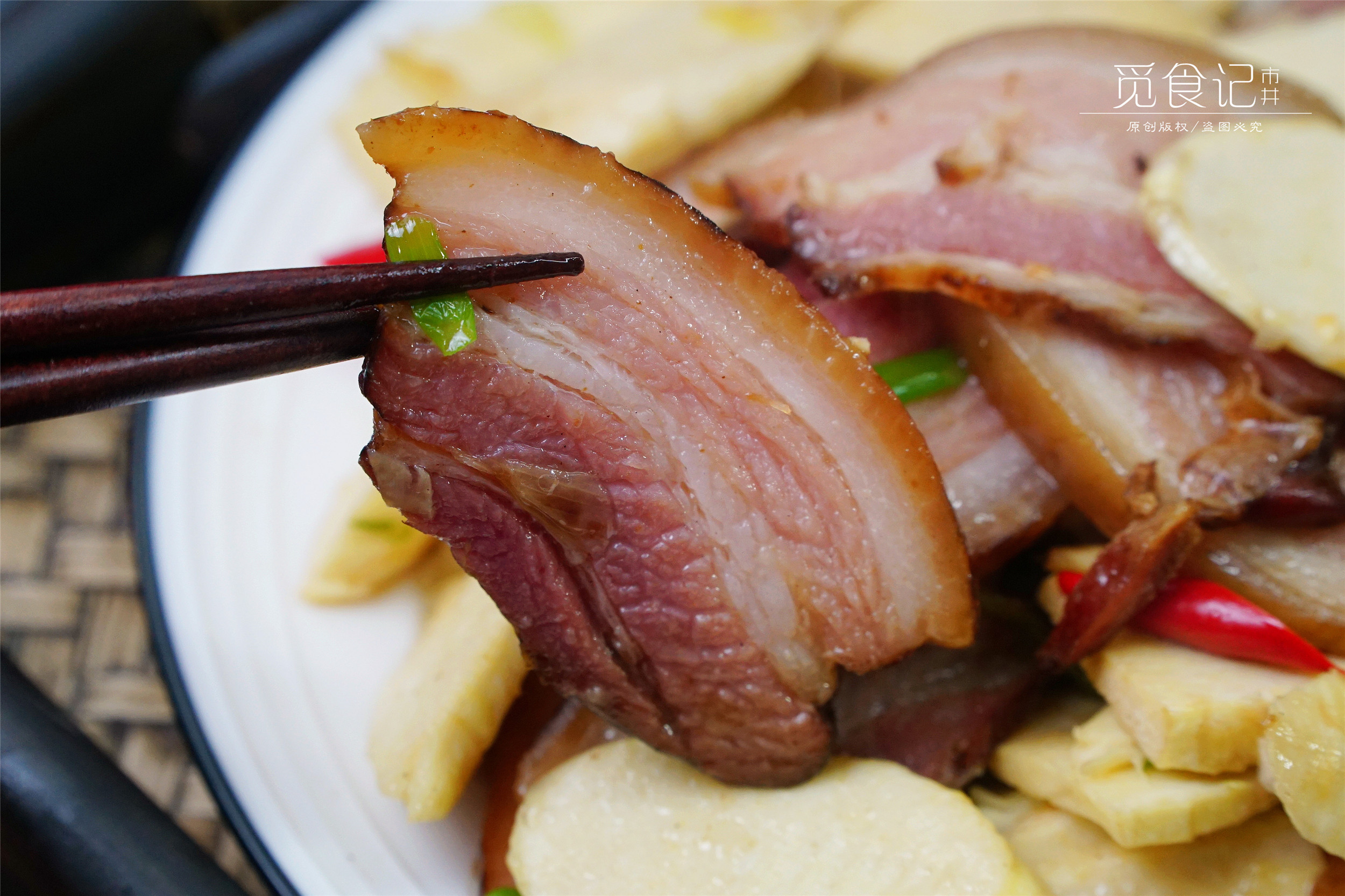 炒腊肉时，万不能直接炒，否则又咸又肥腻，教你正确吃法