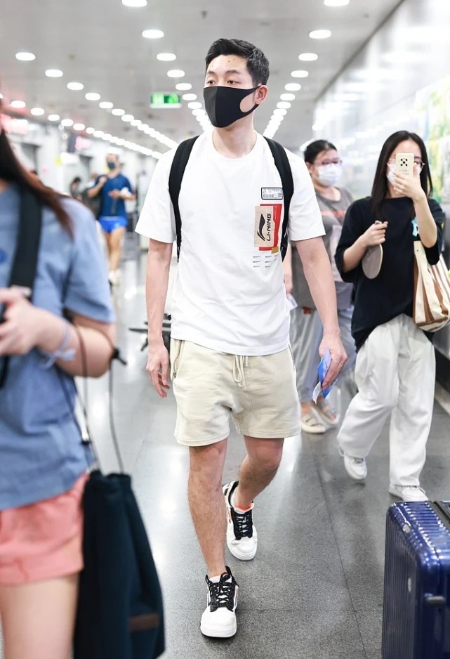 许昕“机场秀”变身潮男，运动短裤+白T简洁大气，造型真显气质