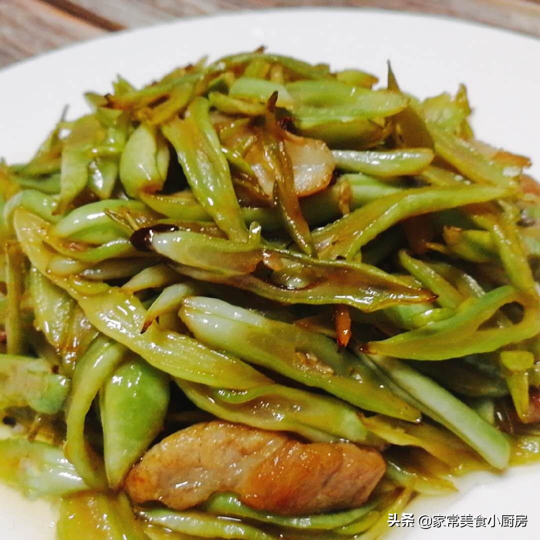 豆角这样炒熟得快入味足，口感脆嫩，不过油不焯水，5分钟就出锅