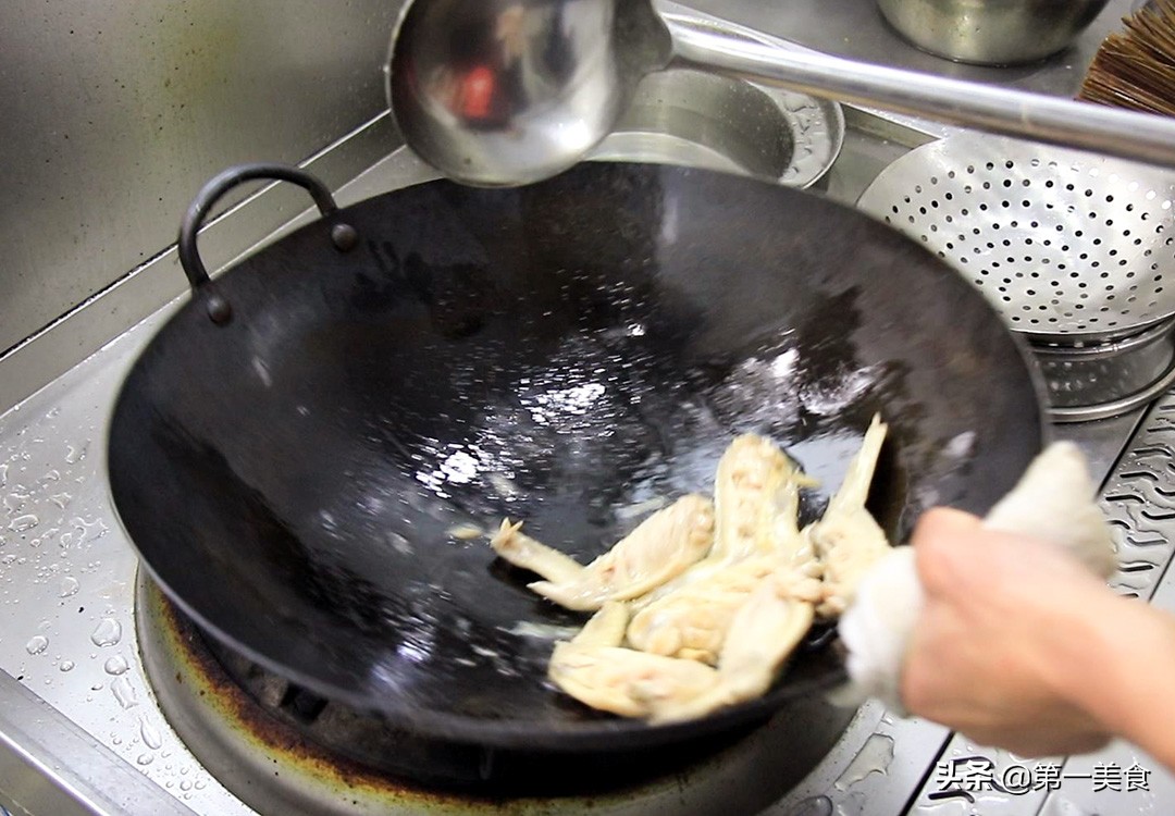 红烧鸡块怎么烧好吃又嫩(红烧鸡翅简单又好吃的做法，厨师长分享技巧，软糯香甜，红润发亮)
