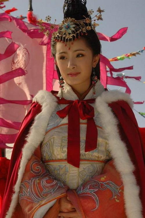 四大美女图片真人照片(四大美女最成功的扮演者：蒋勤勤、陈红、杨幂、林芳兵以图为证)