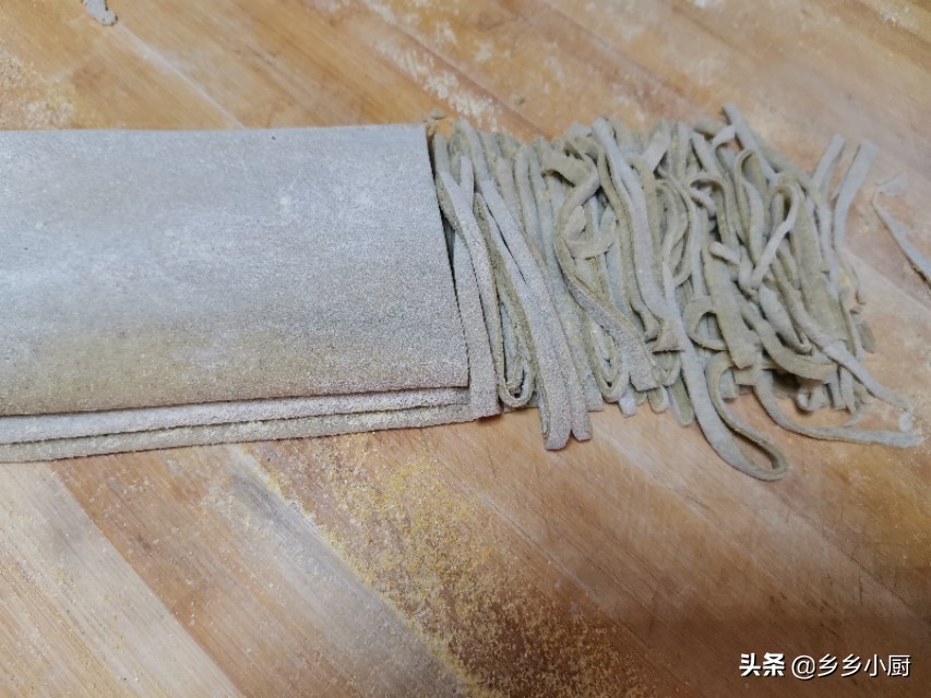 冬天吃这个正当时，芝麻叶绿豆糊涂杂面，一次吃两碗，拿肉都不换