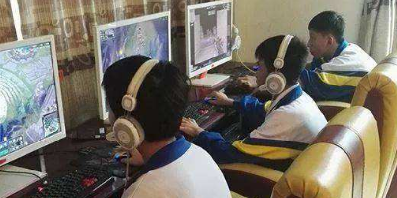 狂人张非4次高考，分别考上复旦、北大和清华，但他还是“废了”