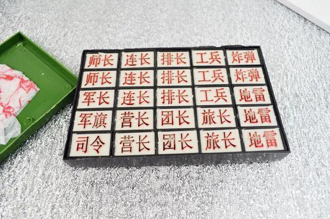 軍棋的棋子每方各有25個,分別為軍旗,司令,軍長各一;師長,旅長,團長