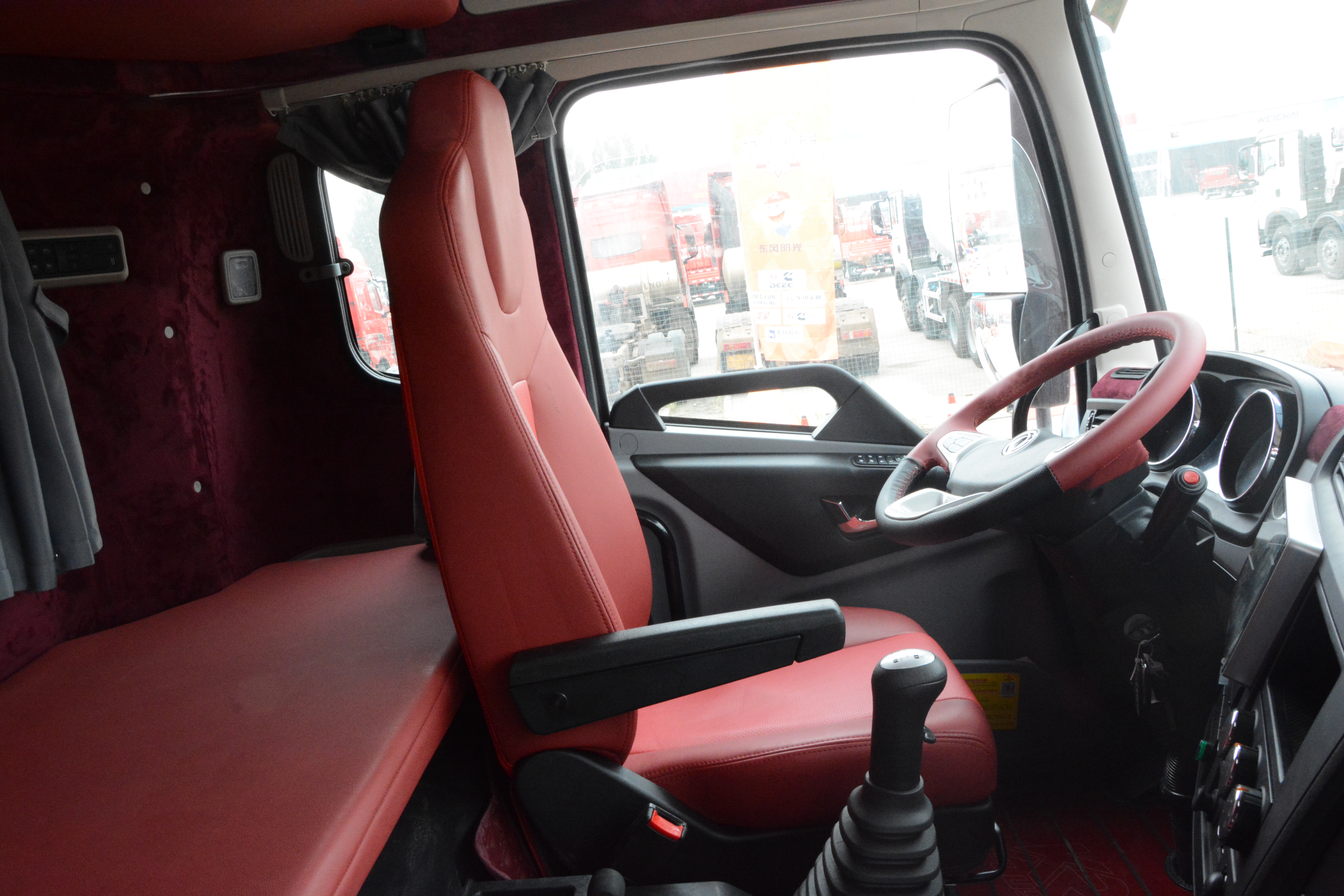 龙擎国六动力 超高顶双卧驾驶室 东风天锦kr plus内饰动力大升级