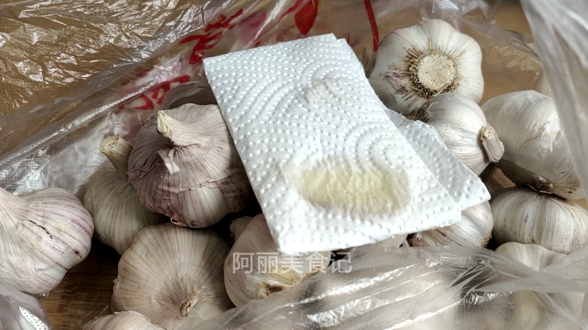 今天才知道，保存大蒜这么简单，放好久不发芽不干瘪，真好用