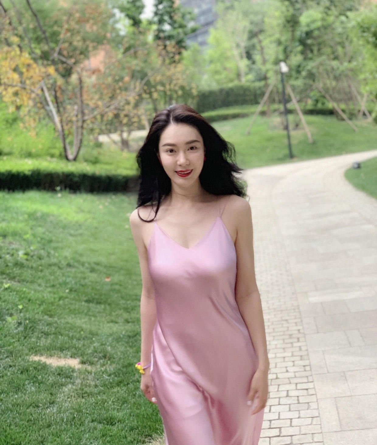 新一代"晶女郎"胡然,身材这么好,凹凸有致,谁看了不心动呢