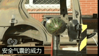 可怕事情终发生！英女子坐副驾翘脚，安全气囊爆炸，腿骨插进屁股