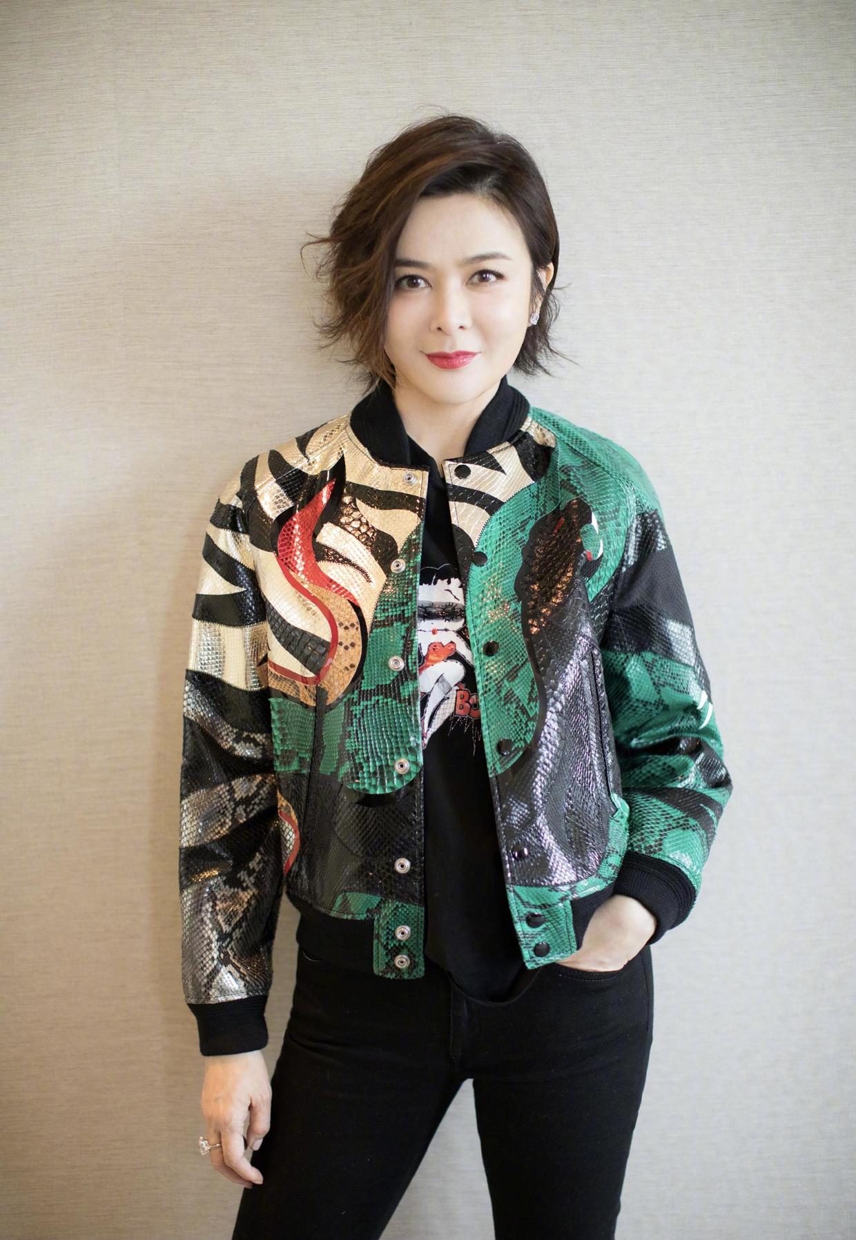 58岁关之琳风韵犹存,170穿墨绿色连衣裙真优雅,苹果肌好饱满