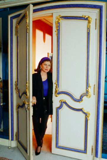 伊朗末代美艳王后！国王宠翻送天价珠宝，却因无法生育被流放