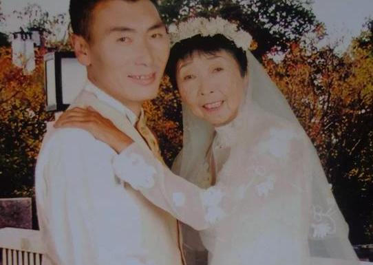 他们本来没有任何交集,却在李玉成26岁这一年,他们成为了二人转搭档