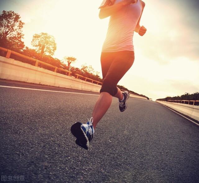 跑步多长时间开始掉秤(晚饭后多久可以跑步？坚持跑步多久，才能瘦下来？)