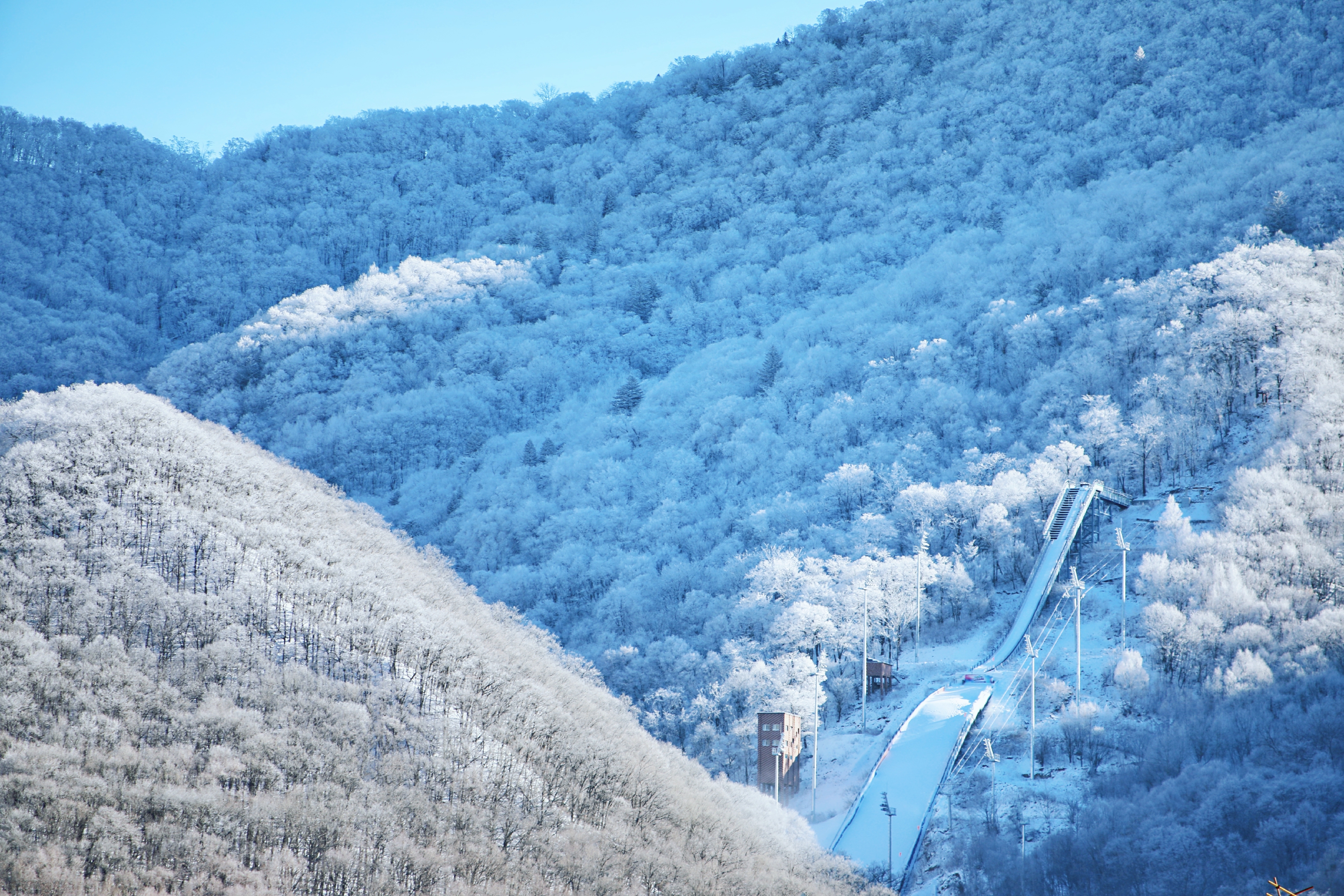 吉林滑雪场哪个最好玩(今年冬季吉林滑雪异常火爆,吉林四大滑雪场游客