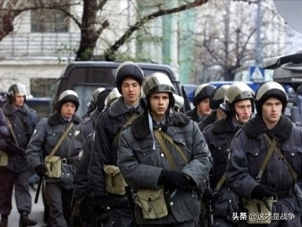 俄罗斯最大的人质劫持事件，普京双手掩面，人生第一次跪在神像前