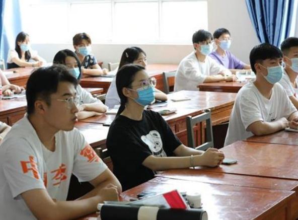 大学宿舍争相比拼，清北与哈佛剑桥寝室对比，差距不是一星半点