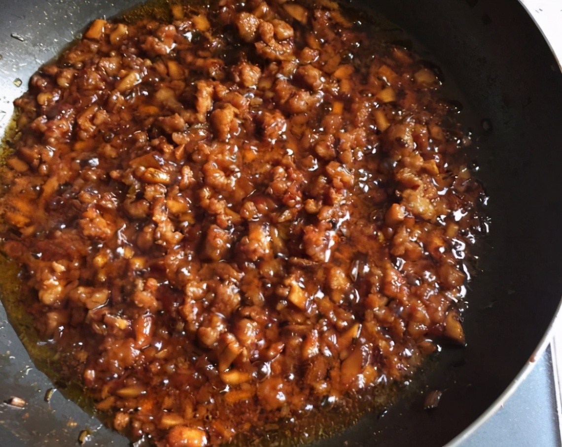 炸酱的做法步骤(教你做酱香浓郁的炸酱面)