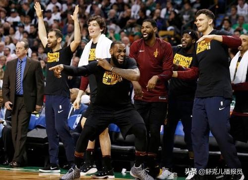 为什么nba训练要穿衣服(揭开真相，为何NBA球员下场后要立刻穿上外套，难道球馆太冷了？)