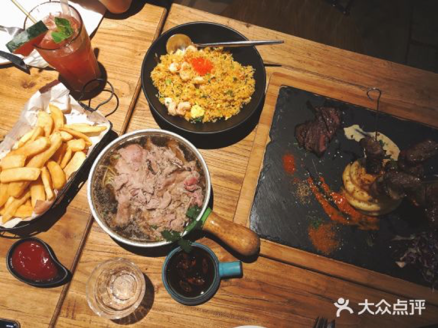 长春这家网红毛坯“厂房”烧烤店，凭什么能让跑男团去打卡撸串？