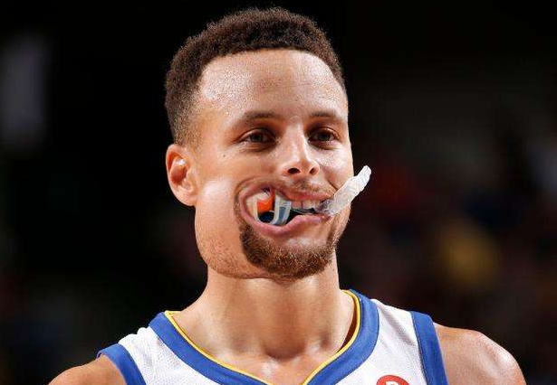 打nba為什么喜歡吃口香糖（韋德造成的現象，因為他的一次事件，讓NBA球員都不嚼口香糖了）