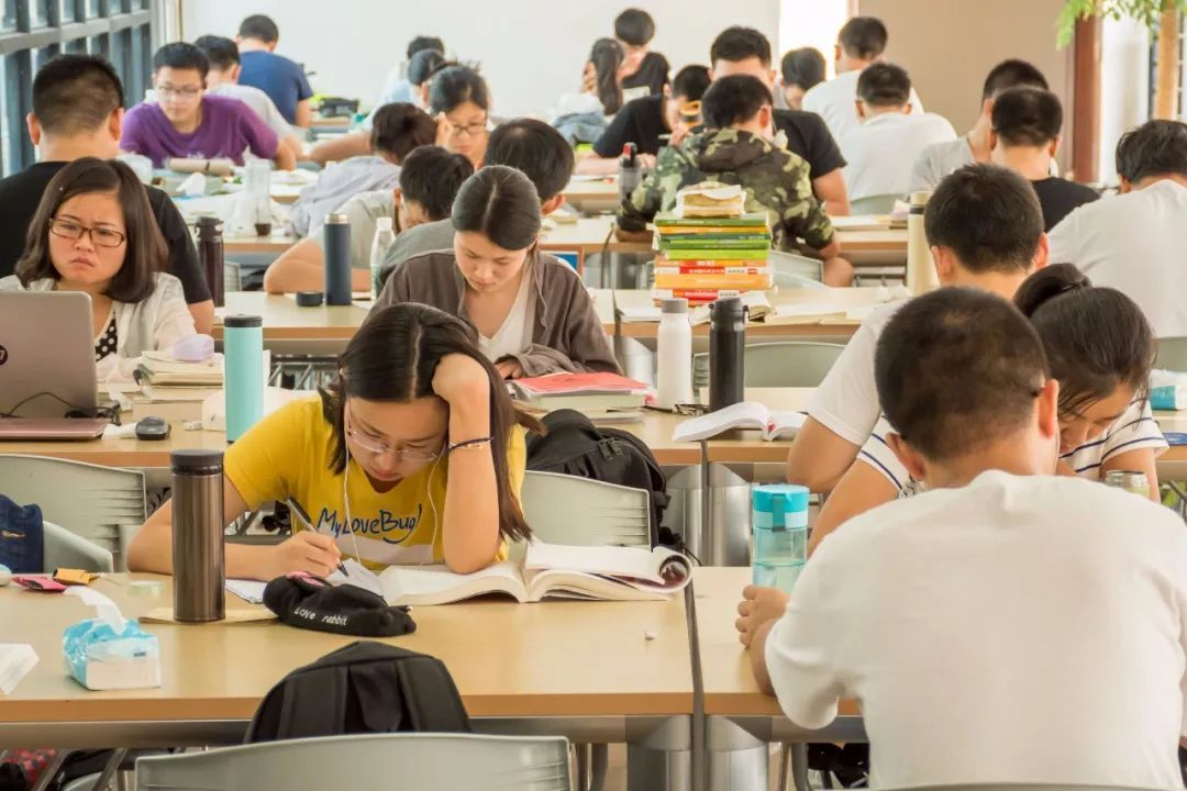 名校抢座现象多严重？看完清华的抢座照片，才知道差距这么大