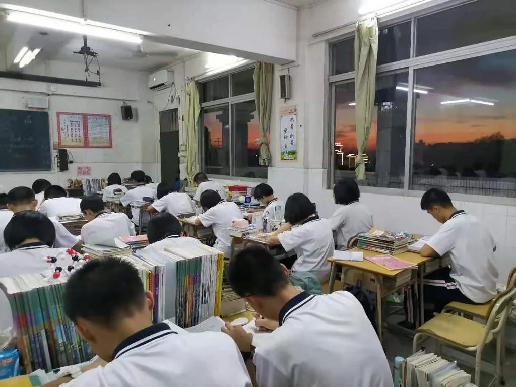 高中生学习太累，家长建议取消晚自习，教育局的回复值得点赞
