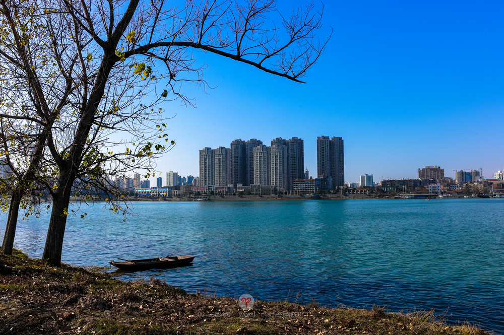 襄阳城，一江碧水穿城过，十里青山半入城