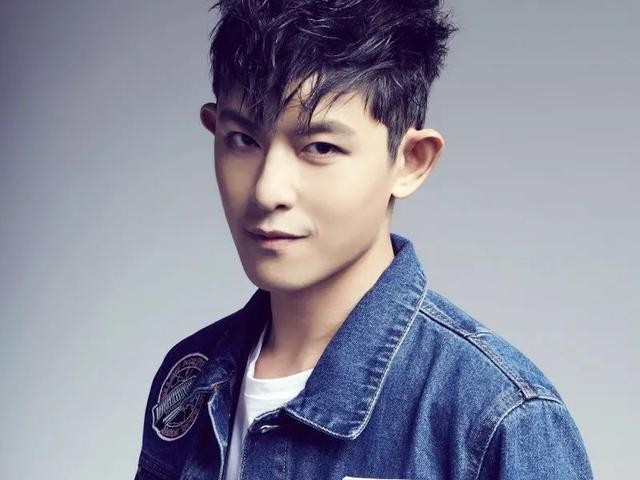 尽管在2012年,她与神似陈冠希的敖犬,韩国男友权宁一相继传出了绯闻