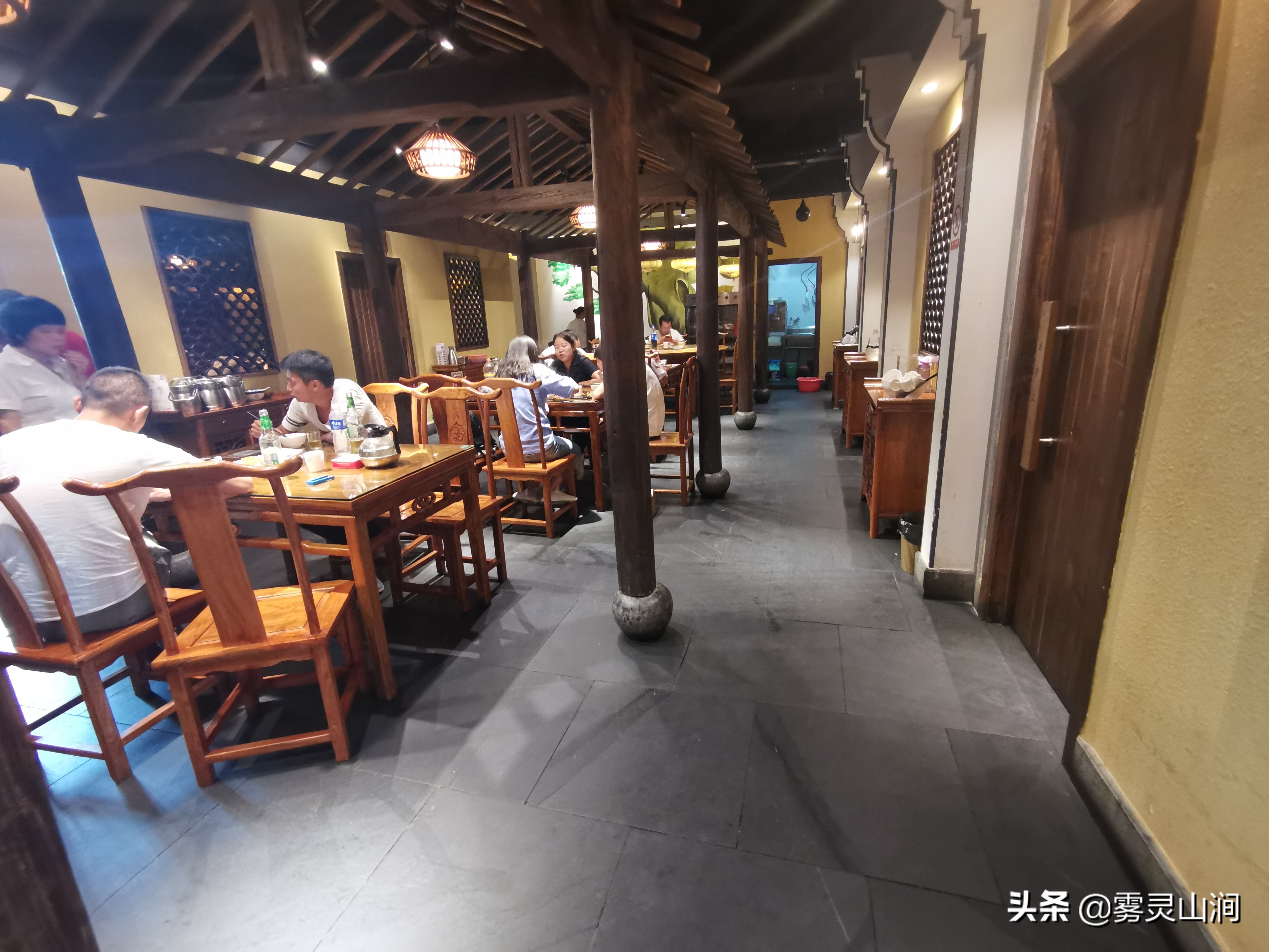 在江西婺源，这家写着“做婺源本地特色菜”的餐馆，值得吃吗？