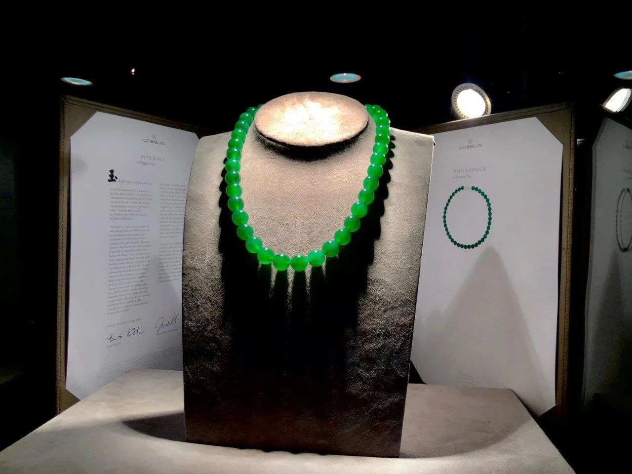 苏富比拍卖会,帝王绿极品的翡翠珠链,历史最高拍价2亿1400万